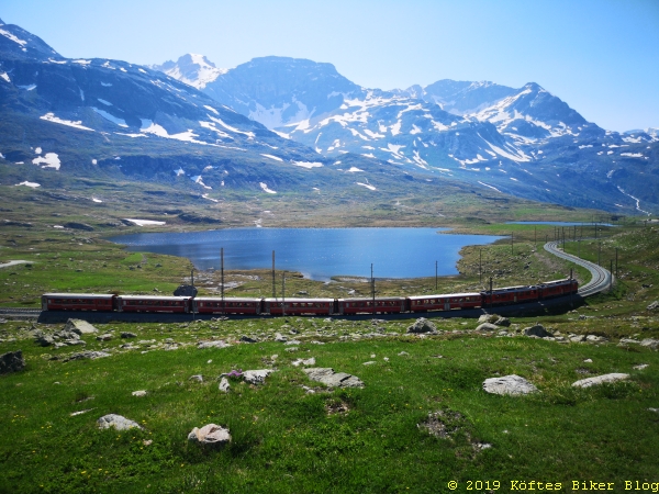 Bergbahn vor dem Bergpanorama