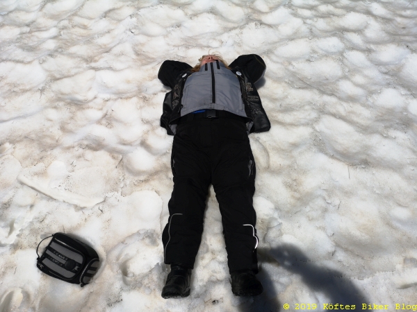 Abkühlen im Schnee