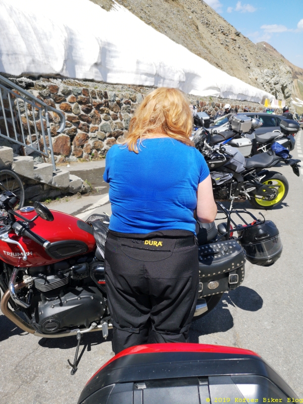 Susannes "Kampfspuren" nach der Ankunft am Stelvio