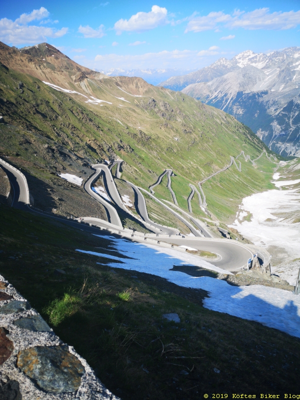 Blick vom Stelvio auf die Ost-Auffahrt